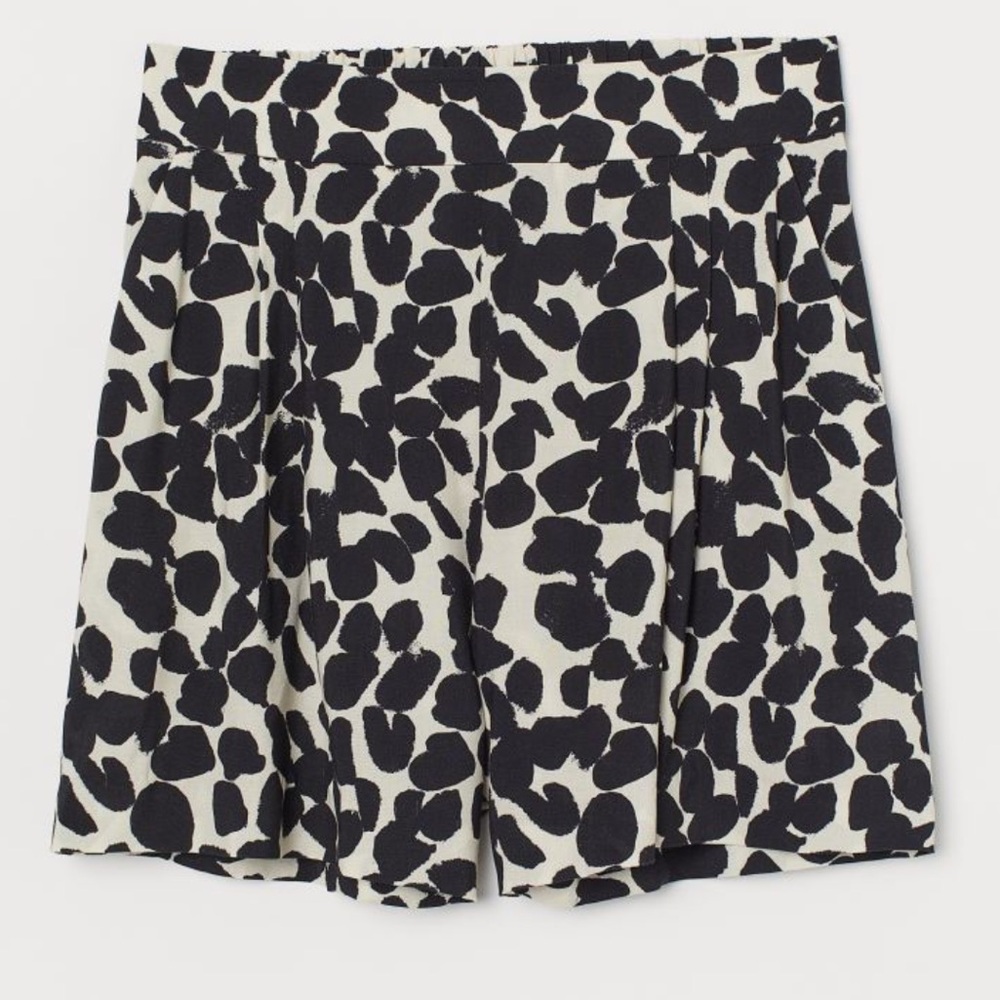 H&M High waist shorts pleats elastic waist pockets size 8 EUC